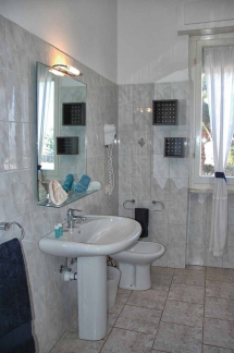 bathroom-apartment-tuscan-on-sea