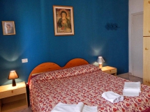 bedroom-apartment-tuscany-on-sea